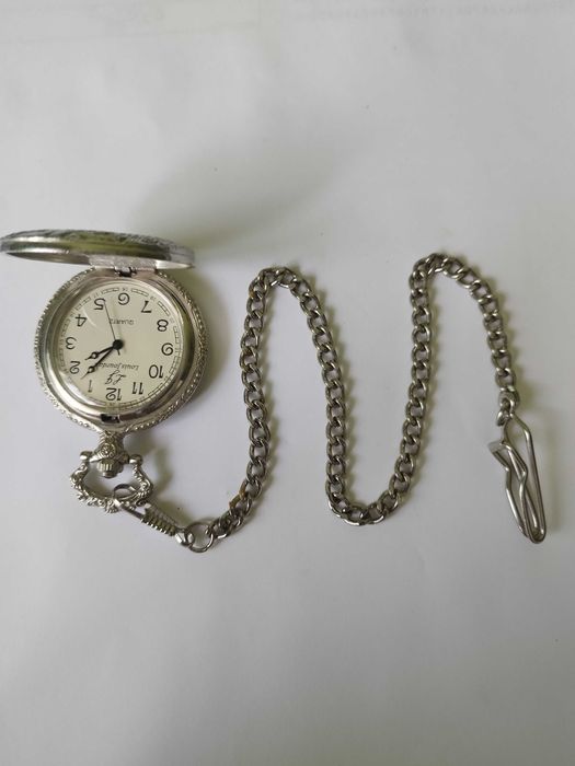 Карманные часы с цепочкой.