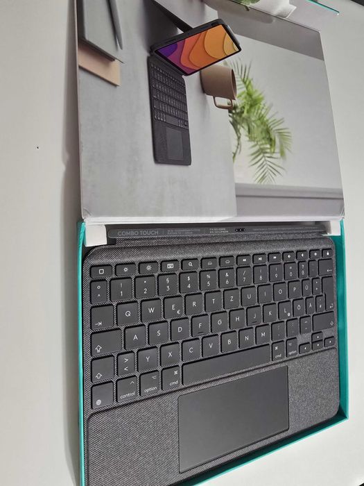 Husa cu tastatura si trackpad detasabile Logitech Combo Touch iPad Air