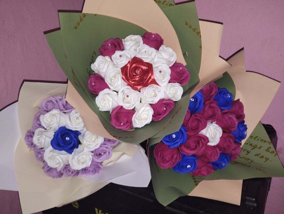 Vând buchete de trandafiri