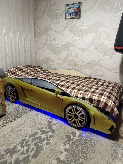 Детская кровать-машинка