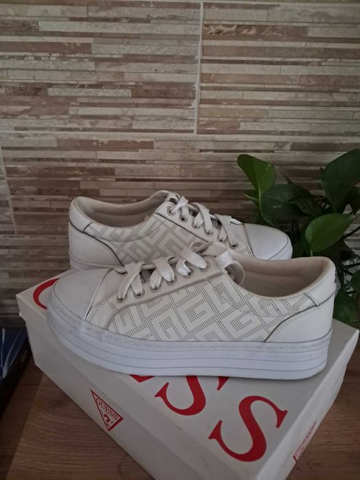 GUESS дамски сникърси естестнена кожа 38 номер