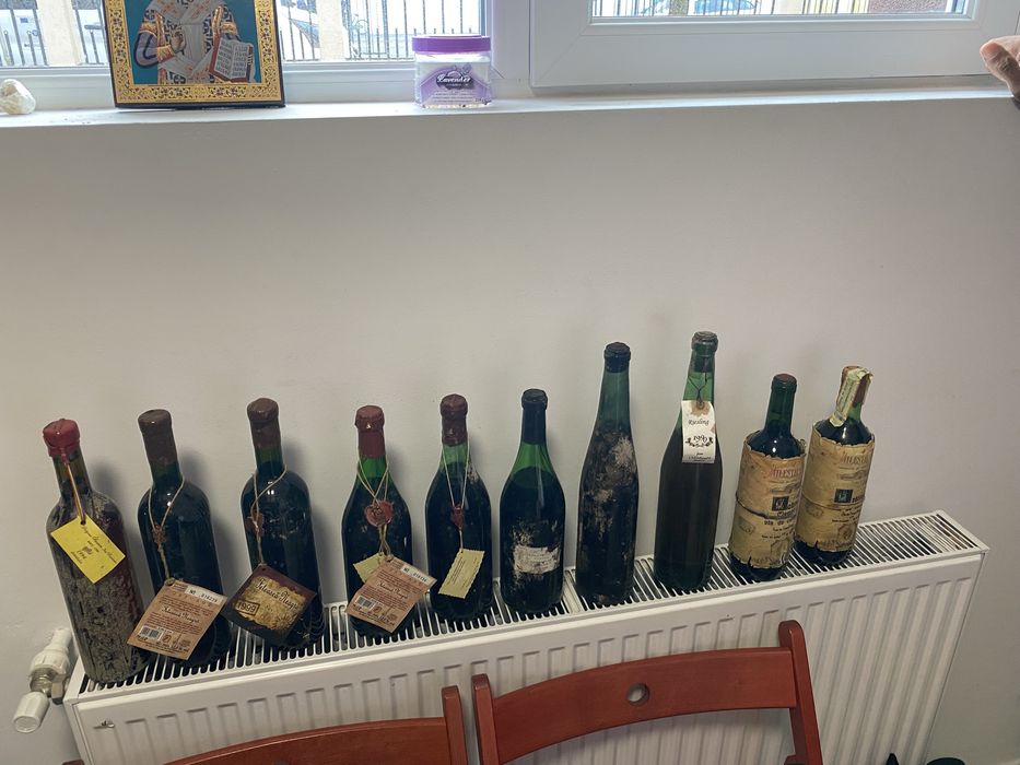 Vând minicolecție vinuri vechi