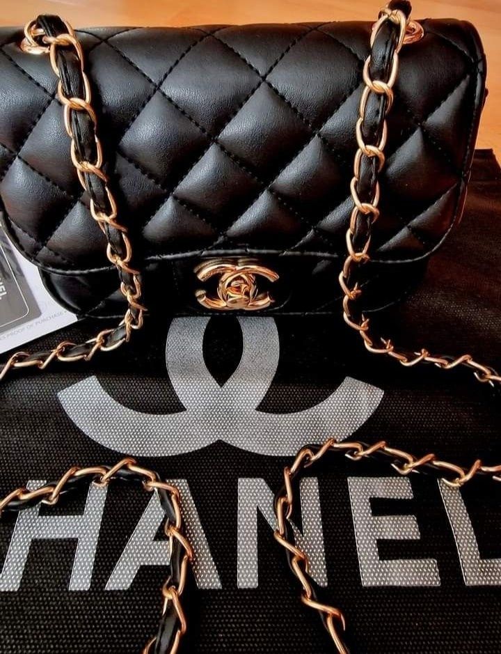 Geanta mini Chanel, logo metalic, accesorii aurii