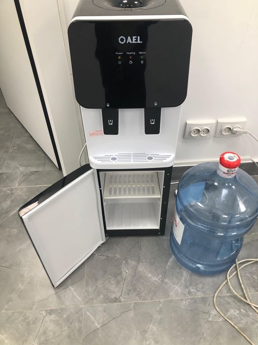 Кулер для воды A.E.L. черный