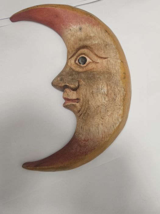 Semiluna sculptată în lemn