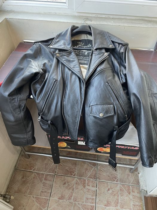 Geaca din piele naturala.