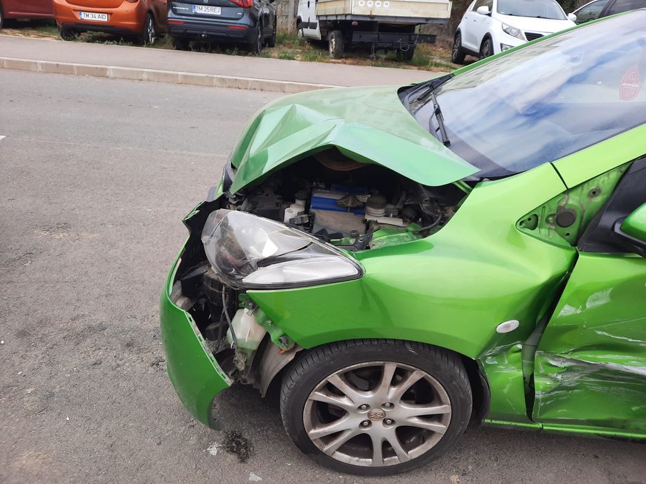 Vand Mazda 2 avariata