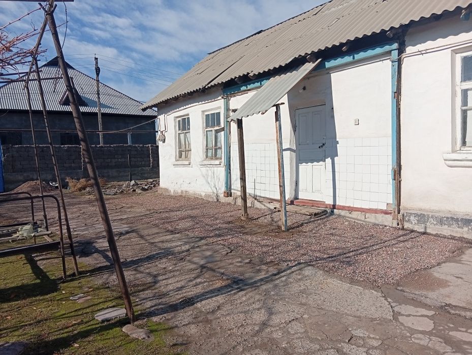 Hovli uy sotiladi holati yaxshi