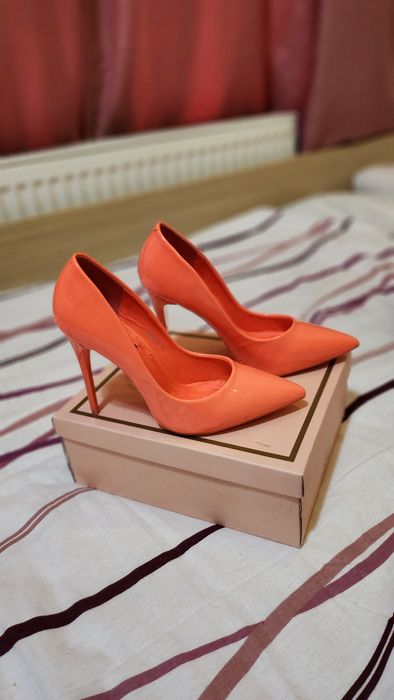 Vând pantofi cu toc, culoare orange