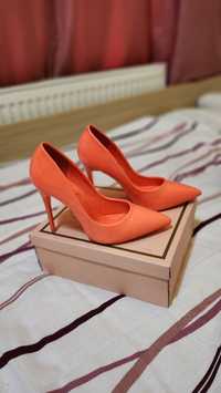 Vând pantofi cu toc, culoare orange