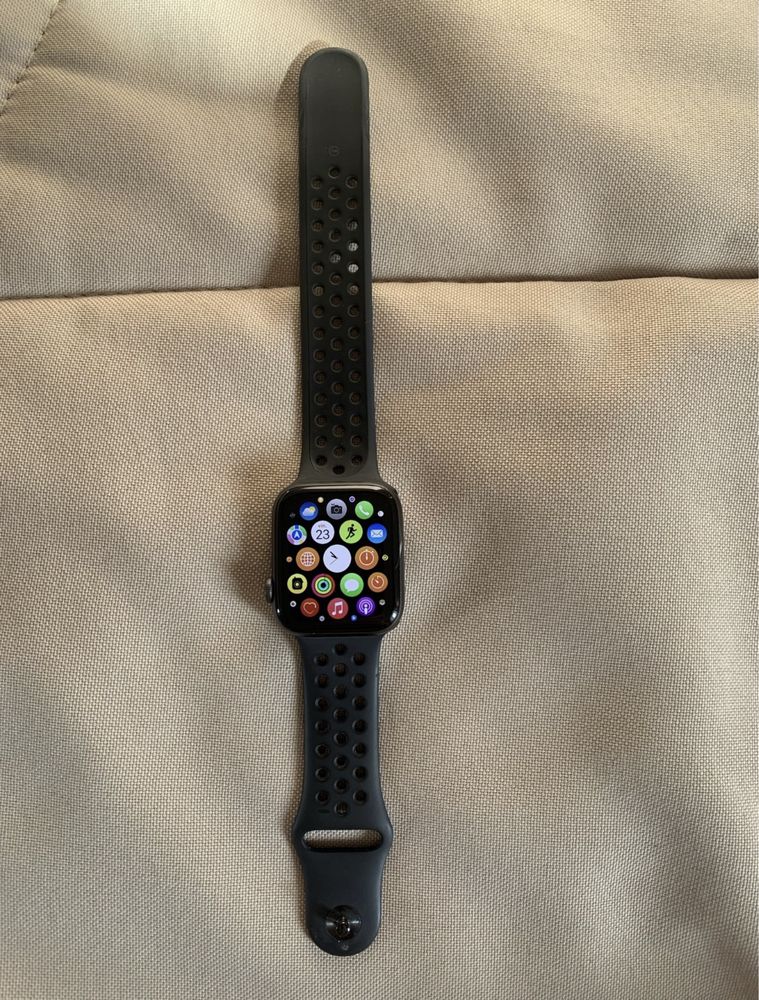 Apple Watch Seria 4, 44 mm, editie special Nike.