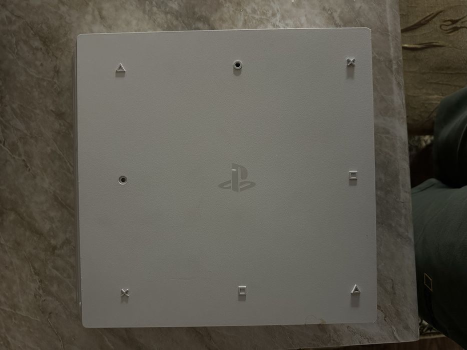 PLAYSTATION 4PRO, с одним джойстиком