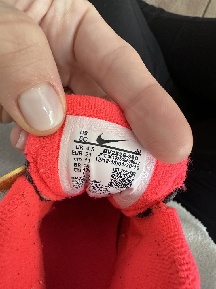 Adidasi Nike bebe mărimea 21