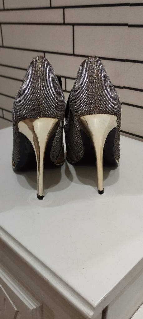 Два броя дамски обувки