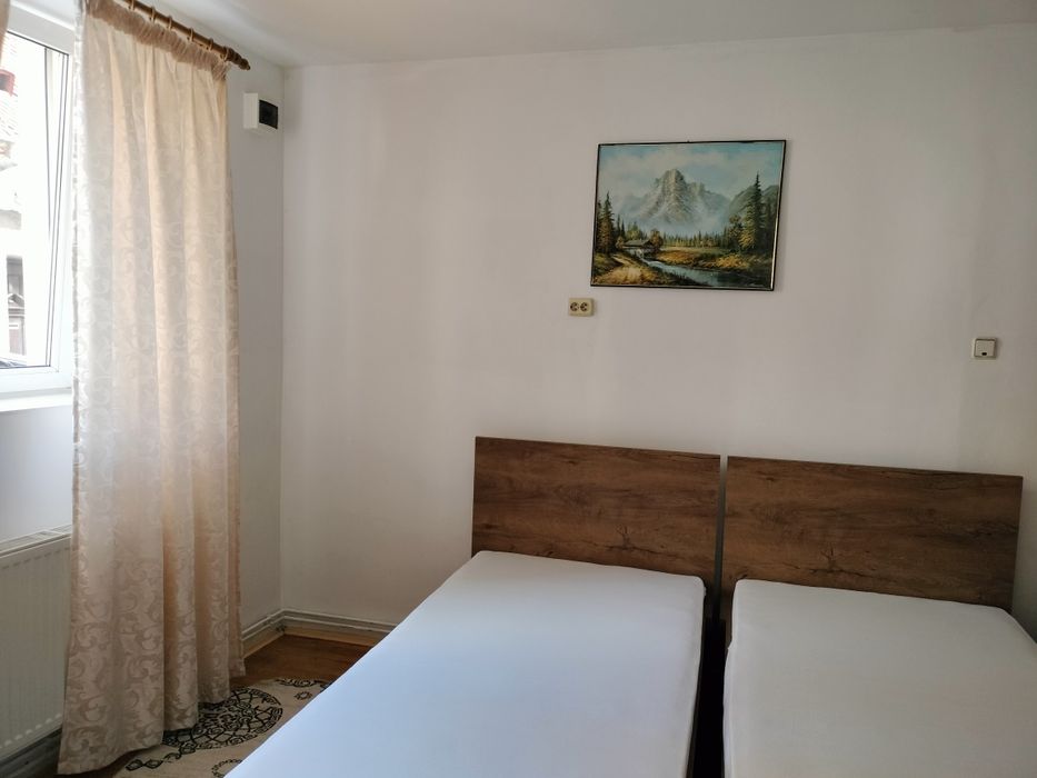 Se oferă spre vânzare 2buc pat single cu saltele aferente.