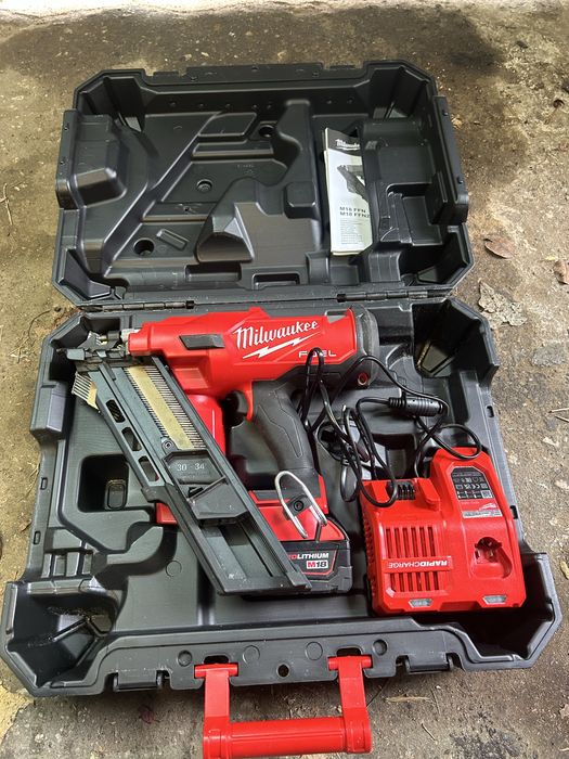 Milwaukee пистолет за пирони и ръчен циркуляр