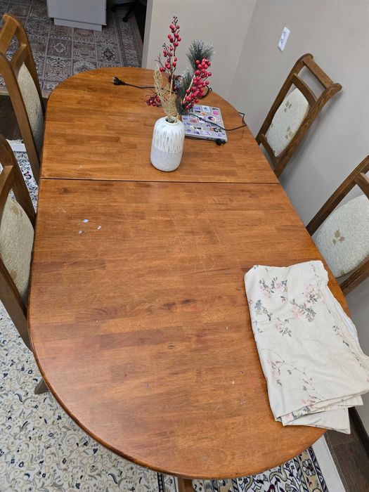 Стол и стулья , продаетс в комплекте в хорошем состоянии