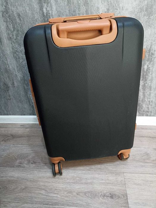 Продам чемодан 46 литров