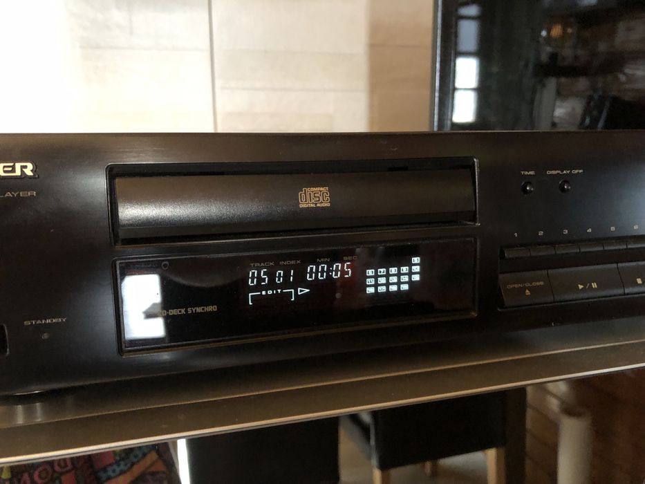 Pioneer PD-104 compact disc player