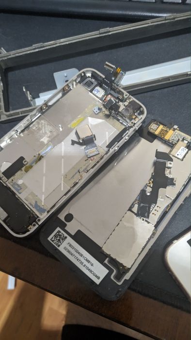 4 iPhone-uri pentru piese