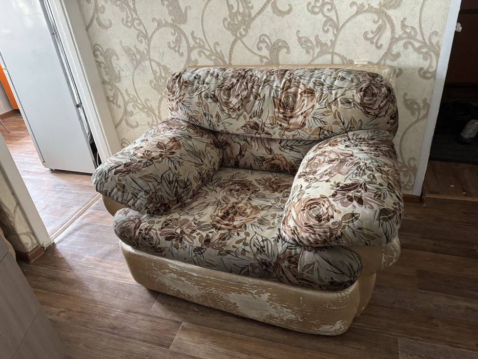 Диван с креслом