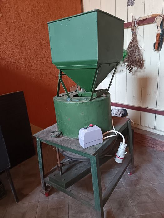 Vând moară cu pietre pentru cereale, boia ardei.