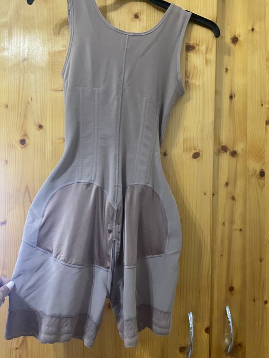 Vand acest corset 100