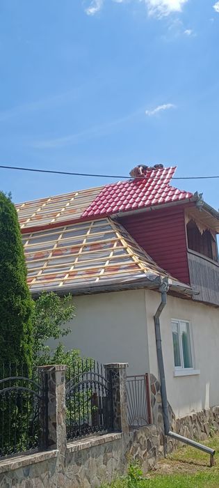 Executam acoperisuri și mici reparatii de urgență