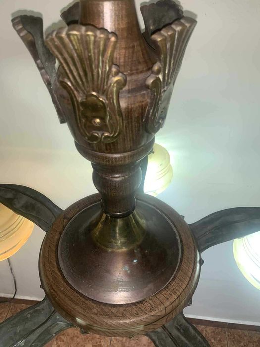 Candelabru cu cinci brate din bronz si ornament din lemn