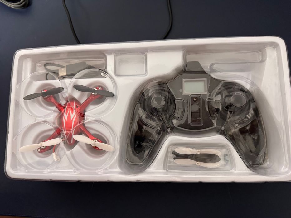Дрон The Hubsan x 4 червен с камера