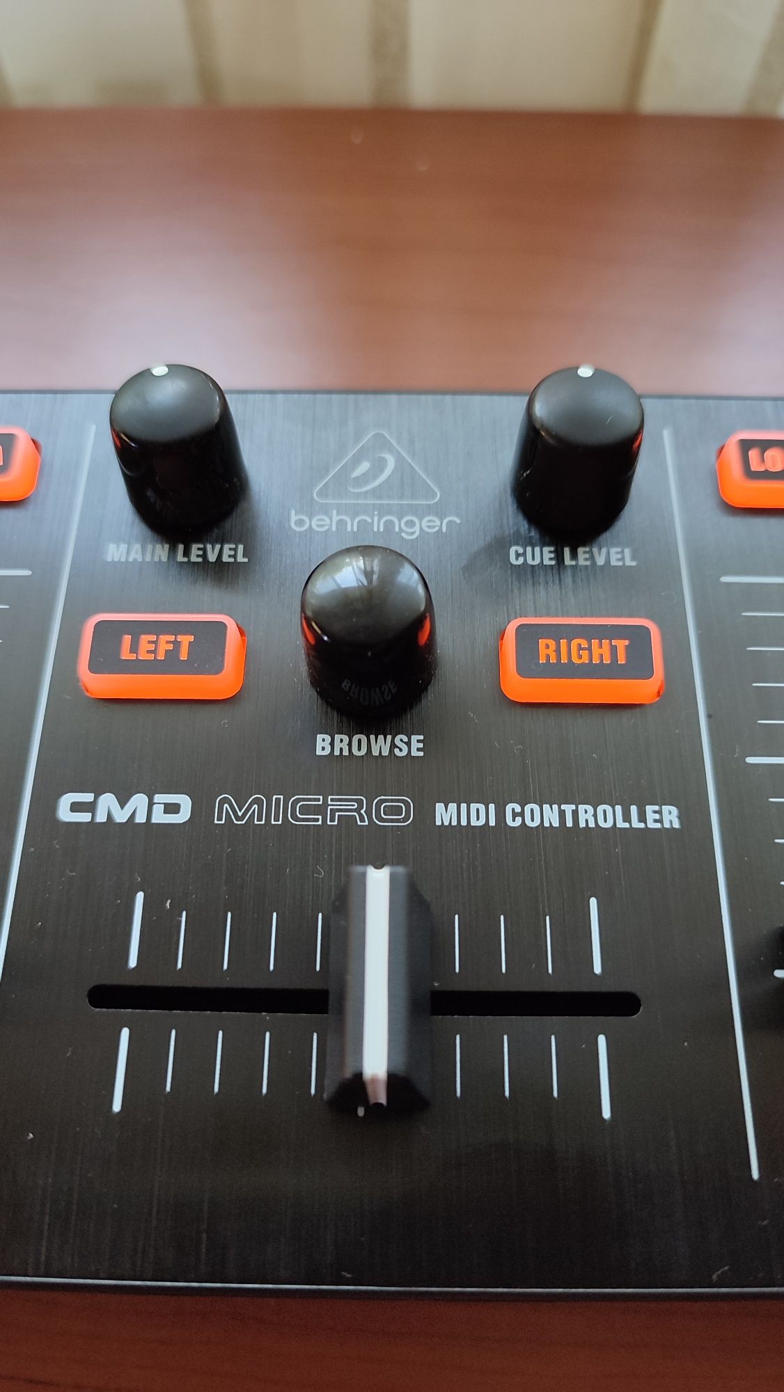 Controler MIDI BEHRINGER cmd micro nou