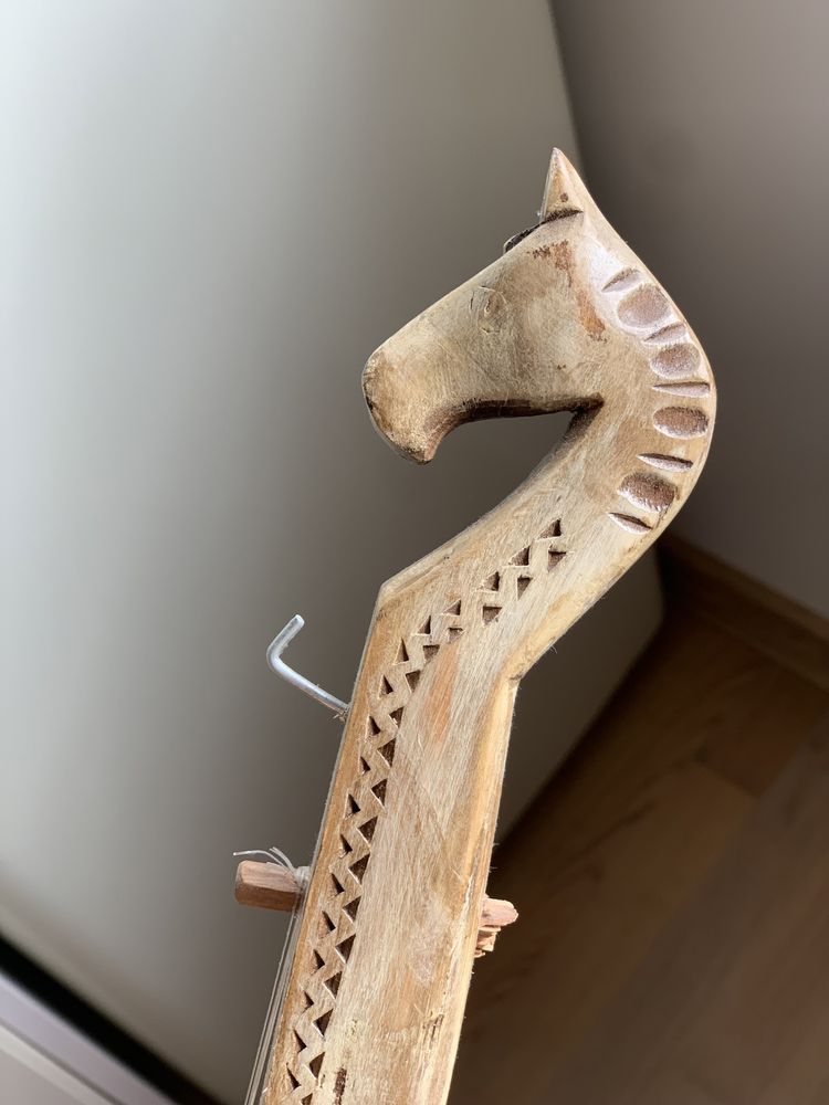 Instrument muzical vechi din lemn