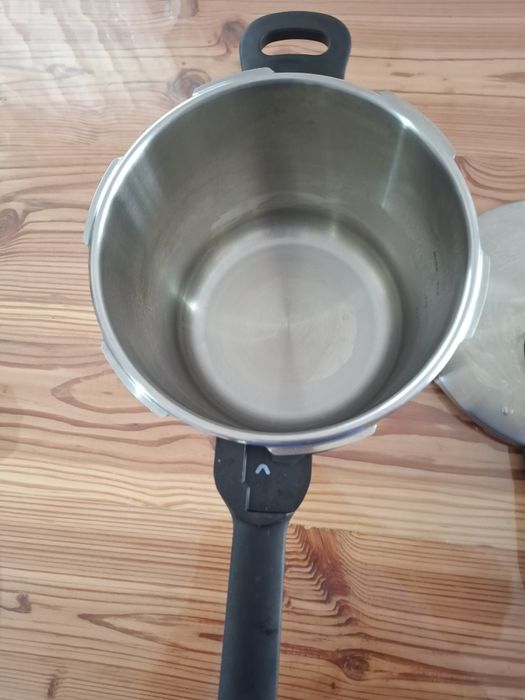 Тенджера под налягане Tefal