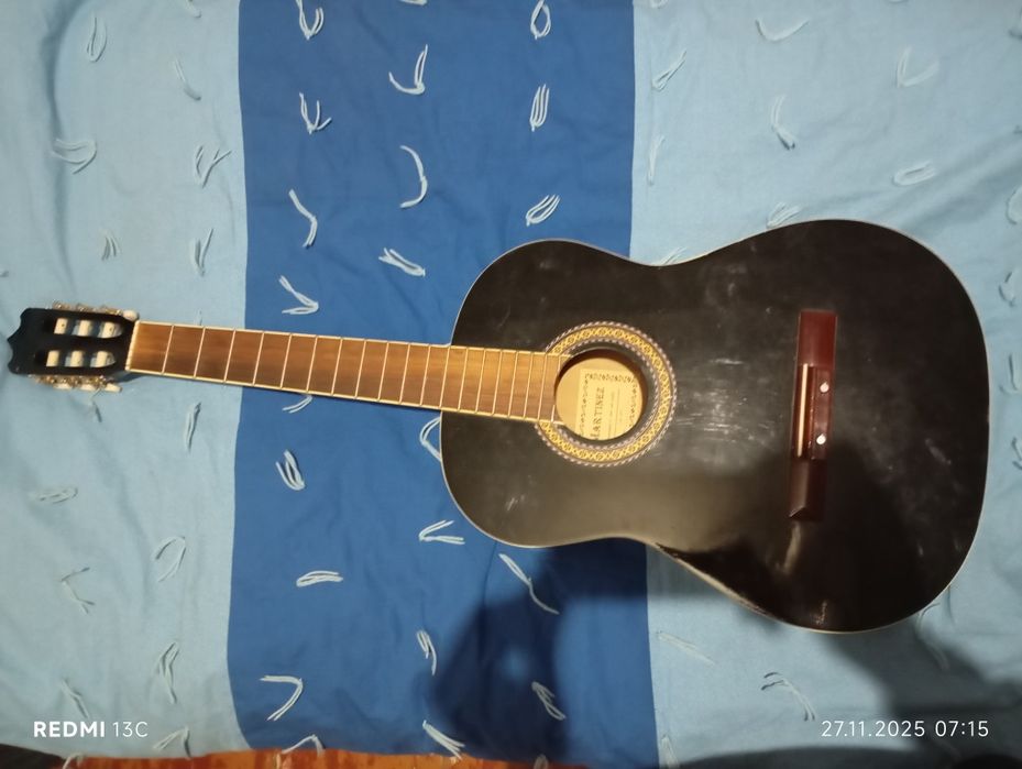 Старая сломанная гитара Martinez FAC-502говорят что ценная