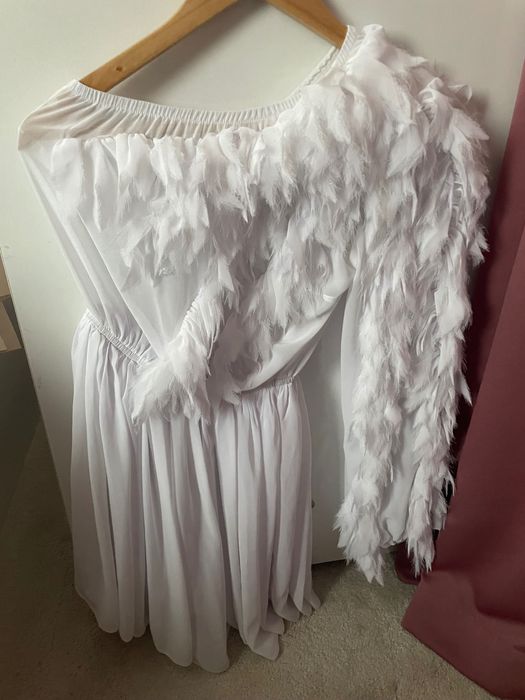 Елегантна бяла рокля с пера с едно рамо