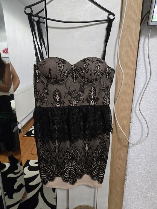 Къса черна дантелена рокля