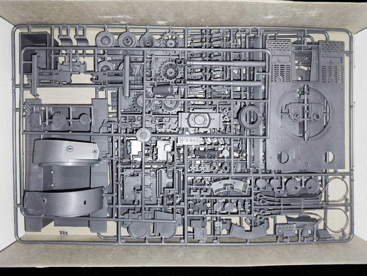 Сборная модель немецкого тяжелого танка PzKpfw VI TIGER 1 ausf E/H