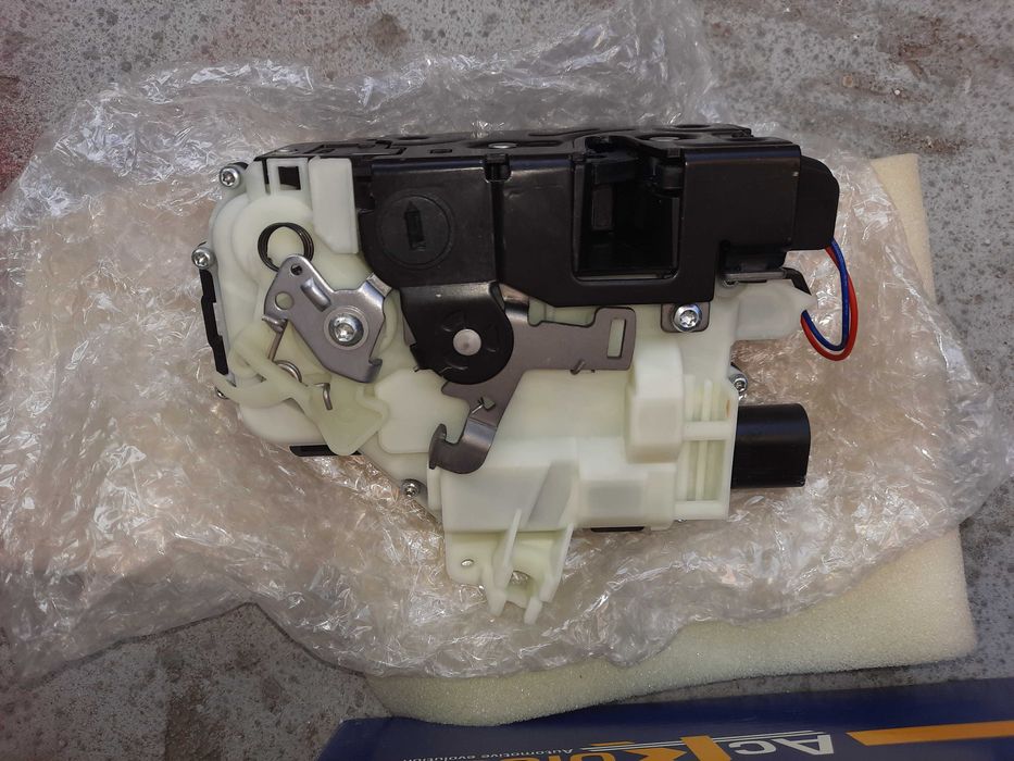 Incuietoare usa spate dreapta VW Golf / Passat , Skoda Octavia