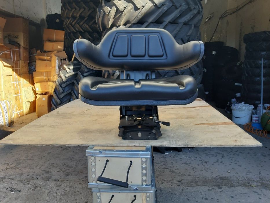 Scaun tractor NOU U-650 cu prindere universala garantie 2 ani