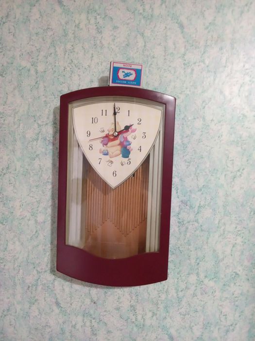 Часы настенные. За шоколадку.