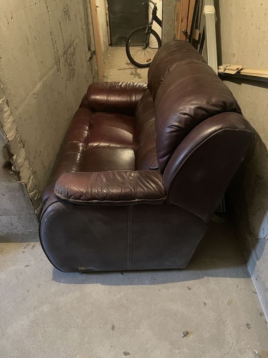 Два броя двойни канапета кожа.. едното двойно е със релакс  механизъм!