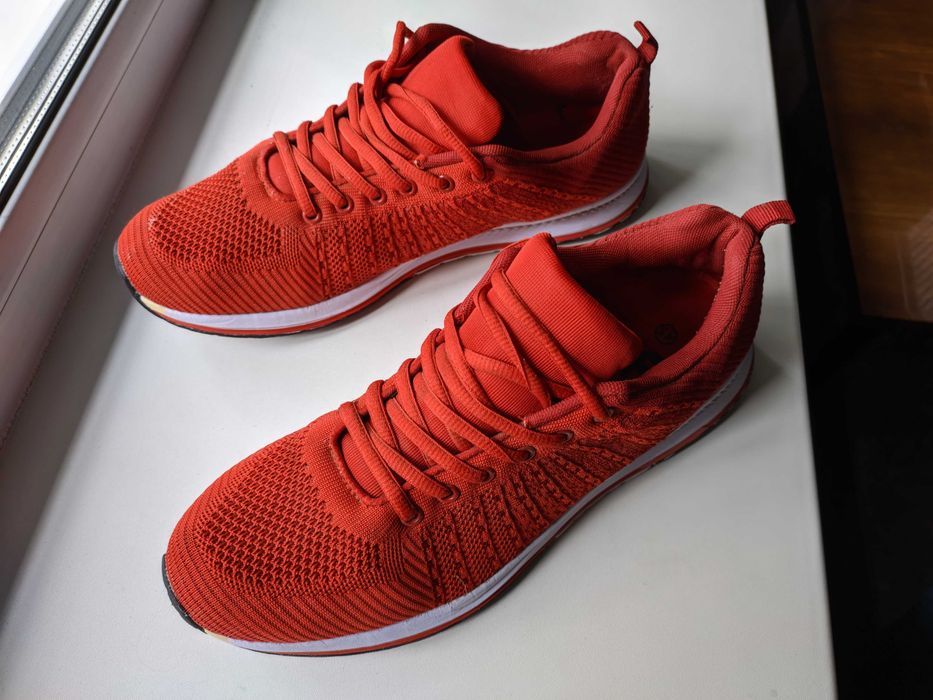 Продаю красные кроссовки б/у размер 45, в отличном состоянии.