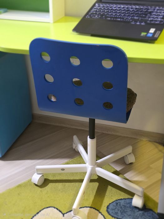 Birou pentru copii cu raft, dulap și scaun incluse