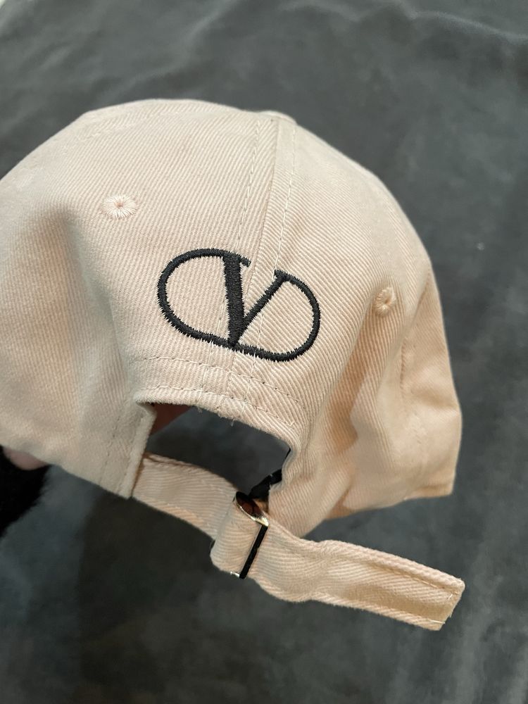 Дамска шапка VALENTINO