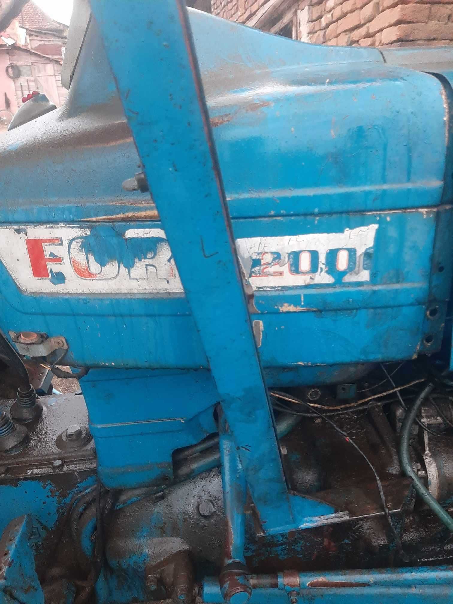Tractor Ford 2000 cu cabină . Preț fix