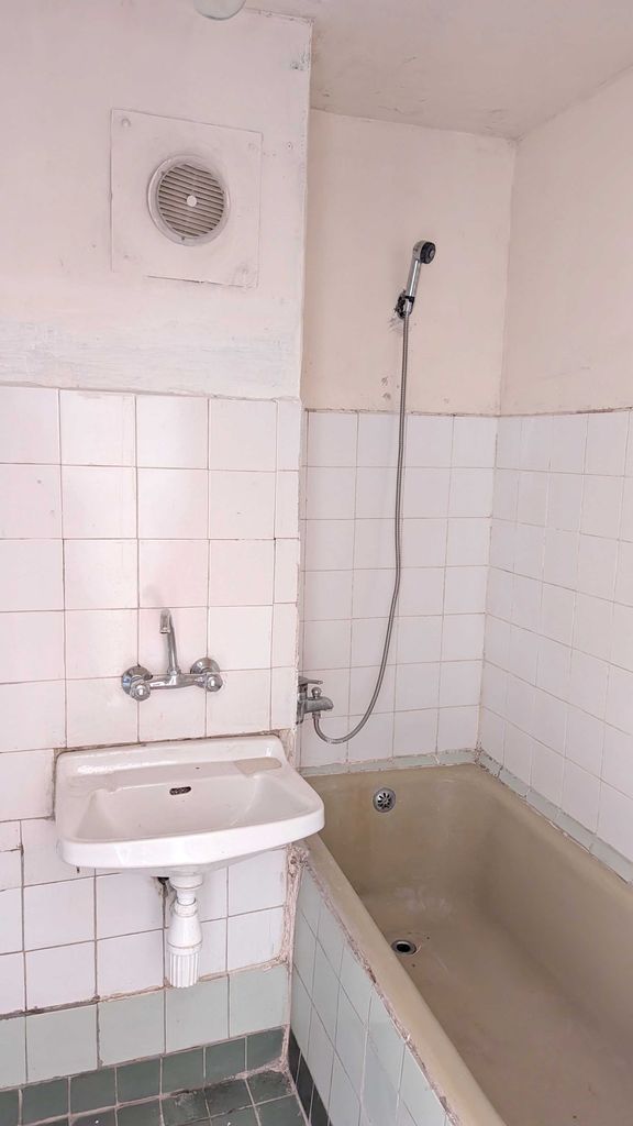 Продава се Четиристаен апартамент в Плевен, Сторгозия - 85 кв.м за 1259 €/кв.м - Снимка #12
