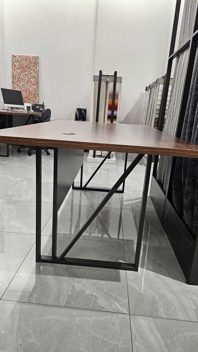 Стол из ЛДСП прочный в идеальном состоянии