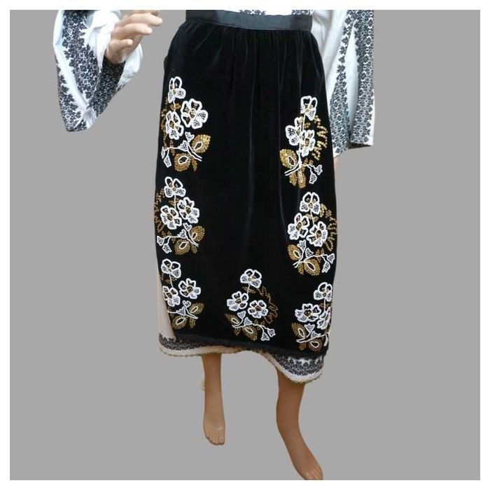 Zadie veche din Banat , catrinta cu margele si paiete metalice vechi