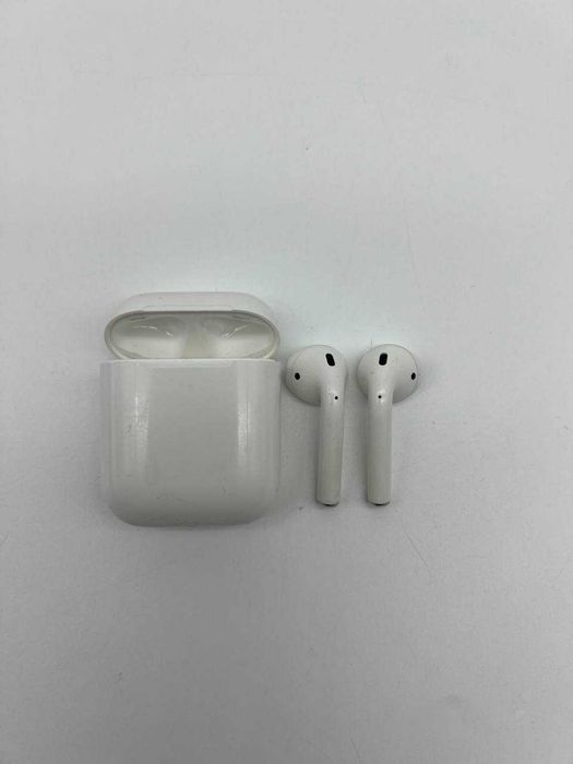 Apple AirPods (2nd Gen) with Lightning Charging Case (белый)