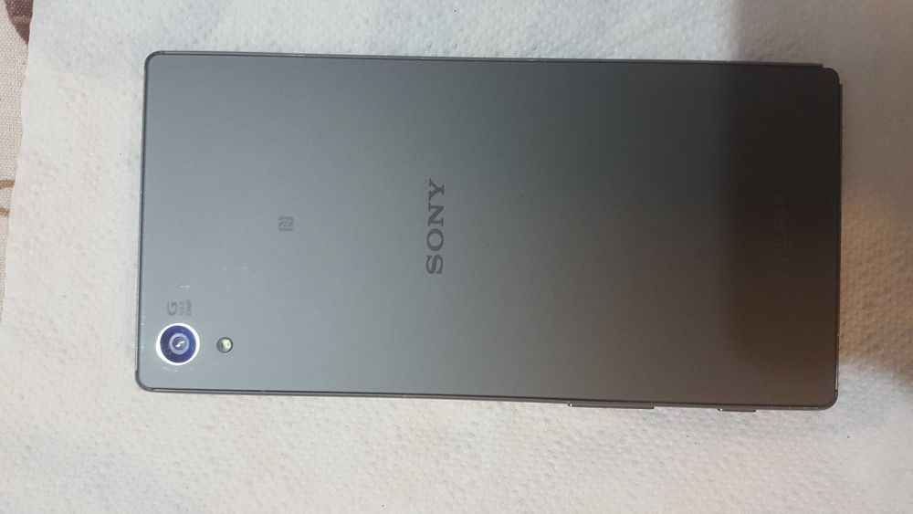 Sony Xperia Z5 Gri și unul Gold Auriu